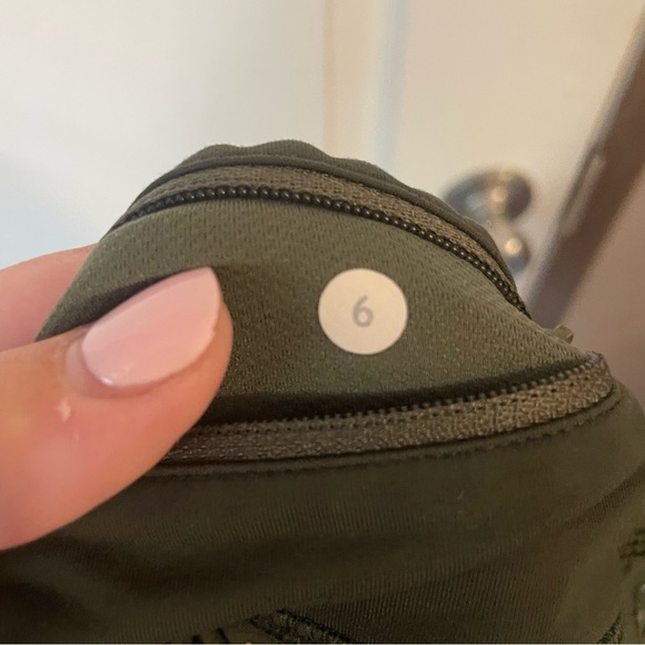 Lululemon Speed Short Nightfall Reflective Gator Green Silver Woman's Sz 6 - Picture 3 of 3